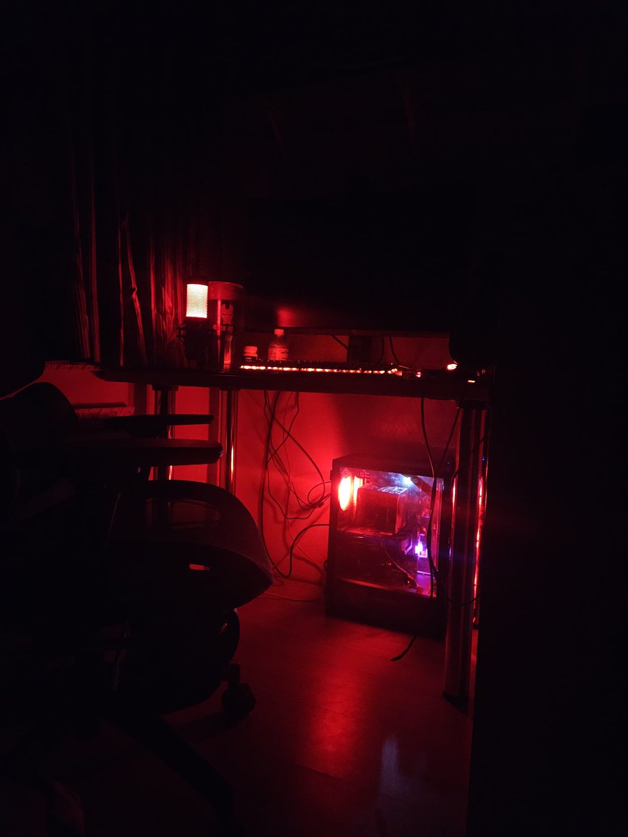 聽說紅色的小夜燈可以助眠
但這個氛圍好像哪裡怪怪的