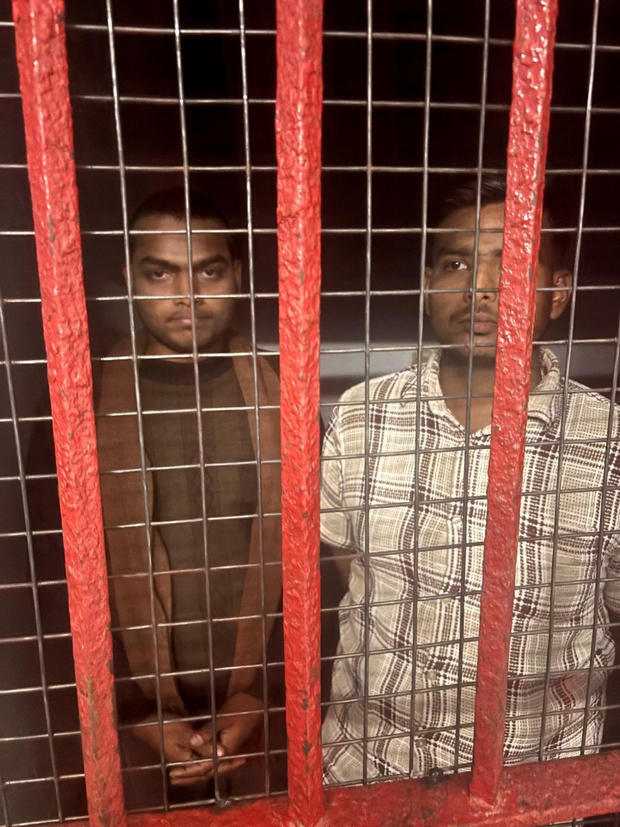 upVoiceofpublic's tweet photo. गोरखपुर:महिला डॉक्टर छेड़खानी मामले 2 अभियुक्तों की गिरफ्तारी
➡अभियुक्त सूरज गुप्ता,अमृत विश्वकर्मा गिरफ्तार
➡एक फरार अभियुक्त की तलाश में जुटी पुलिस
➡मॉल से लौटते समय 3लोगों ने की थी करतूत
➡नागालैंड की महिला डॉक्टर का पीछा किया
#Gorakhpur #MolestationCase #DoctorHarassment https://t.co/CK5ZkyXmMJ