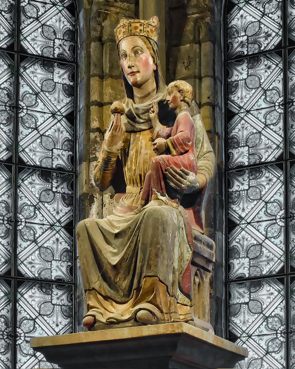 La Virgen Blanca de Castro-Urdiales (Cantabria), preciosa talla gótica del siglo XIII en piedra policromada que fue redescubierta (gracias a un balonazo accidental ⚽) en 1955 emparedada en los muros de la iglesia de la Asunción. Hoy se expone y venera en una capilla de la girola