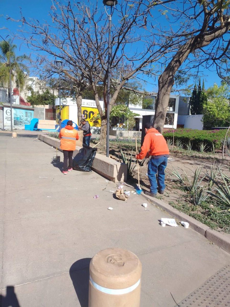 GuadalajaraGob's tweet photo. Nuestros escuadrones de la limpieza se encuentran trabajando este lunes en los alrededores de La Minerva y las vías principales.

Gracias al equipo que todos los días nos ayuda a mantener limpios nuestros espacios públicos y nuestra ciudad. https://t.co/aIa6dHAhYW