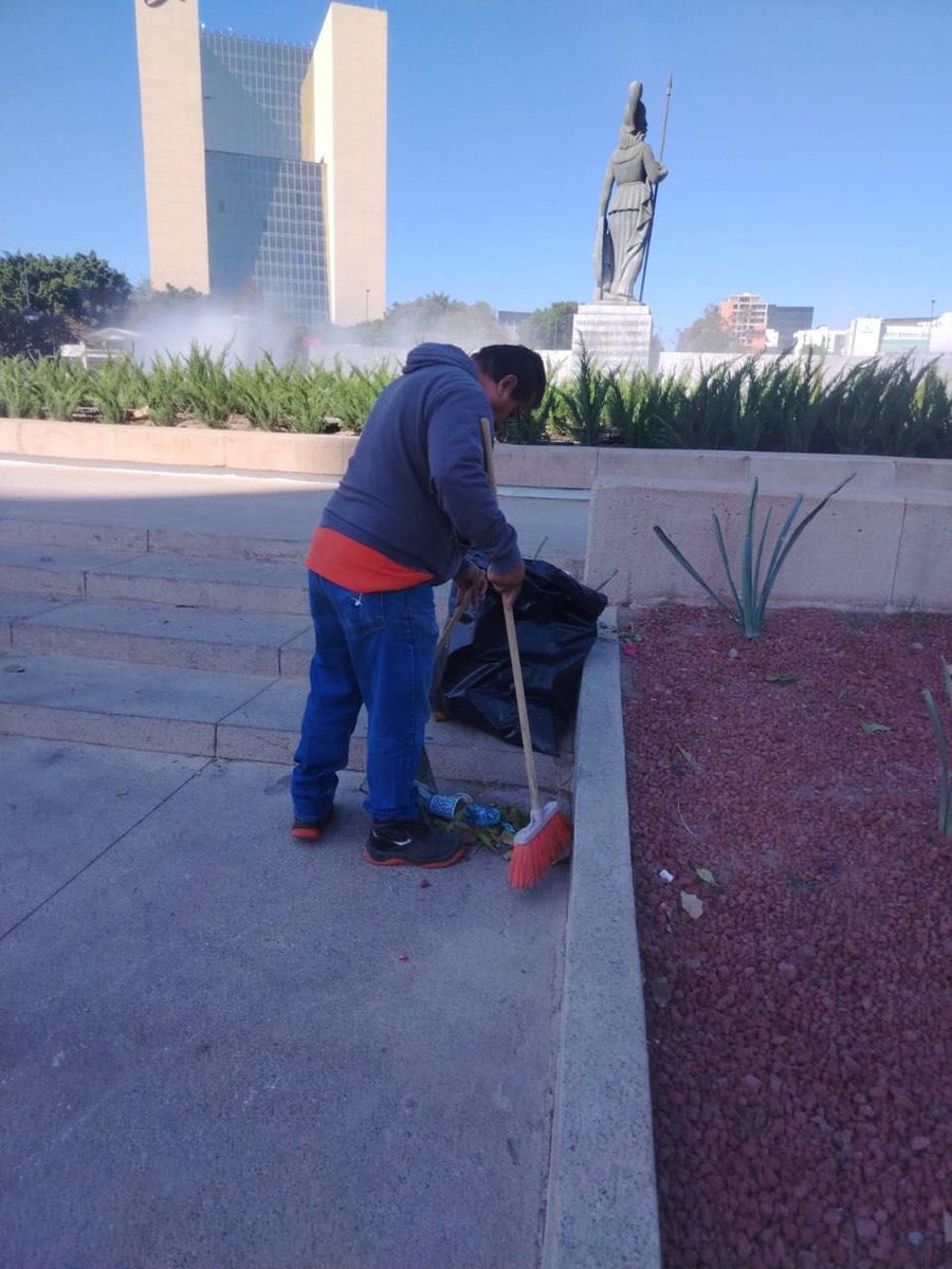 GuadalajaraGob's tweet photo. Nuestros escuadrones de la limpieza se encuentran trabajando este lunes en los alrededores de La Minerva y las vías principales.

Gracias al equipo que todos los días nos ayuda a mantener limpios nuestros espacios públicos y nuestra ciudad. https://t.co/aIa6dHAhYW