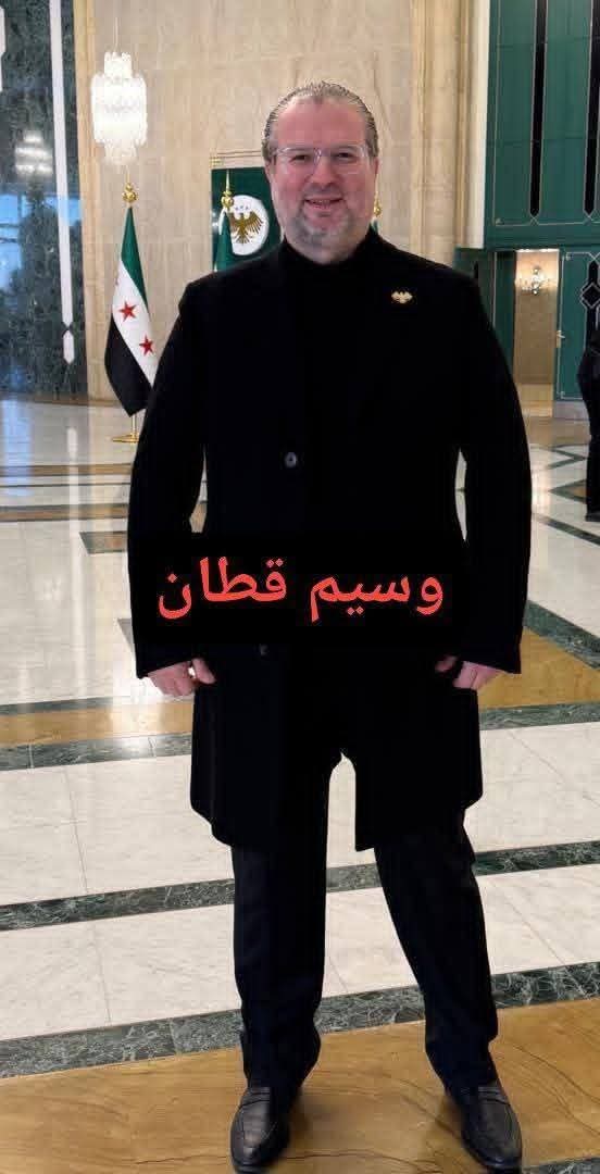 nrmsy2025's tweet photo. إن تعيين سامر قدح مديرًا لغرفة سياحة دمشق يطرح تساؤلات مشروعة حول آلية الاختيار ومعايير الكفاءة والشفافية. 
المؤسسات الاقتصادية ليست ملكًا لأشخاص أو شبكات مصالح، بل يفترض أن تمثل العاملين في القطاع وتدافع عن مصالحهم باستقلالية.
عندما تتكرر الأسماء المرتبطة بدوائر نفوذ مالي وسياسي، ويجري ��جاوز الكفاءات الحقيقية، فمن الطبيعي أن يشعر الناس بأن مبدأ تكافؤ الفرص غائب، وأن المحسوبيات تتقدم على الخبرة.
السؤال ليس شخصيًا، بل مؤسساتي:
أين الشفافية؟ 
أين المنافسة العادلة؟ 
وأين حق أبناء البلد من أصحاب الخبرة في تولي مواقع المسؤولية؟
إن إصلاح أي قطاع يبدأ بإعادة الثقة بالمؤسسات، والثقة لا تُبنى إلا بالوضوح والمحاسبة والاعتماد على الكفاءة لا الولاء.
#سوريا