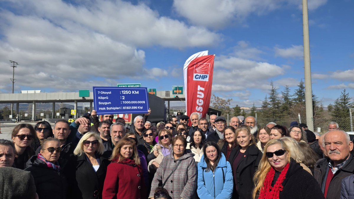 Ankara İl Örgütü olarak,
otoyol ve köprülerin özelleştirilmesine karşı Ankara Akıncı gişelerinde basın açıklamamızı gerçekleştirdik.

Ulaşım bir haktır, satılamaz!
Kamu yararını savunmaya, Ankara’dan halkın ses olmaya devam edeceğiz.