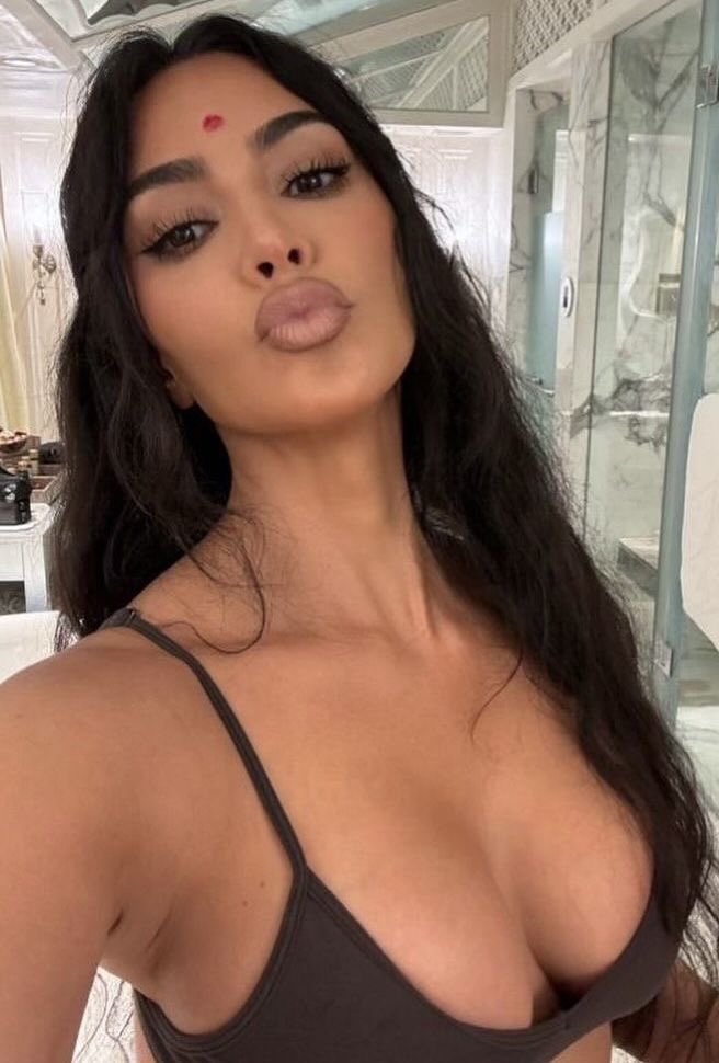 Updatekhloee's tweet photo. Kim Kardashian https://t.co/ESDXfqutOT