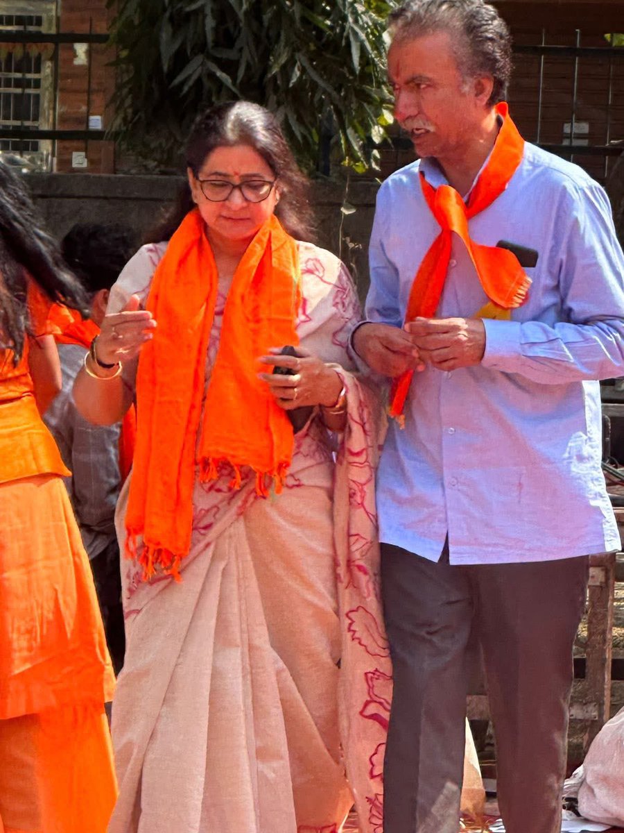 दिलशाद कॉलोनी वार्ड के एम.एन. पॉकेट में आयोजित हिंदू सम्मेलन अत्यंत भव्य एवं ऐतिहासिक रहा।

क्षेत्र की मातृशक्ति, वरिष्ठजन एवं सम्मानित नागरिकों ने उत्साहपूर्वक अपनी सहभागिता निभाई, जिससे कार्यक्रम ऊर्जा, एकता और सामाजिक समरसता का प्रतीक बन गया।