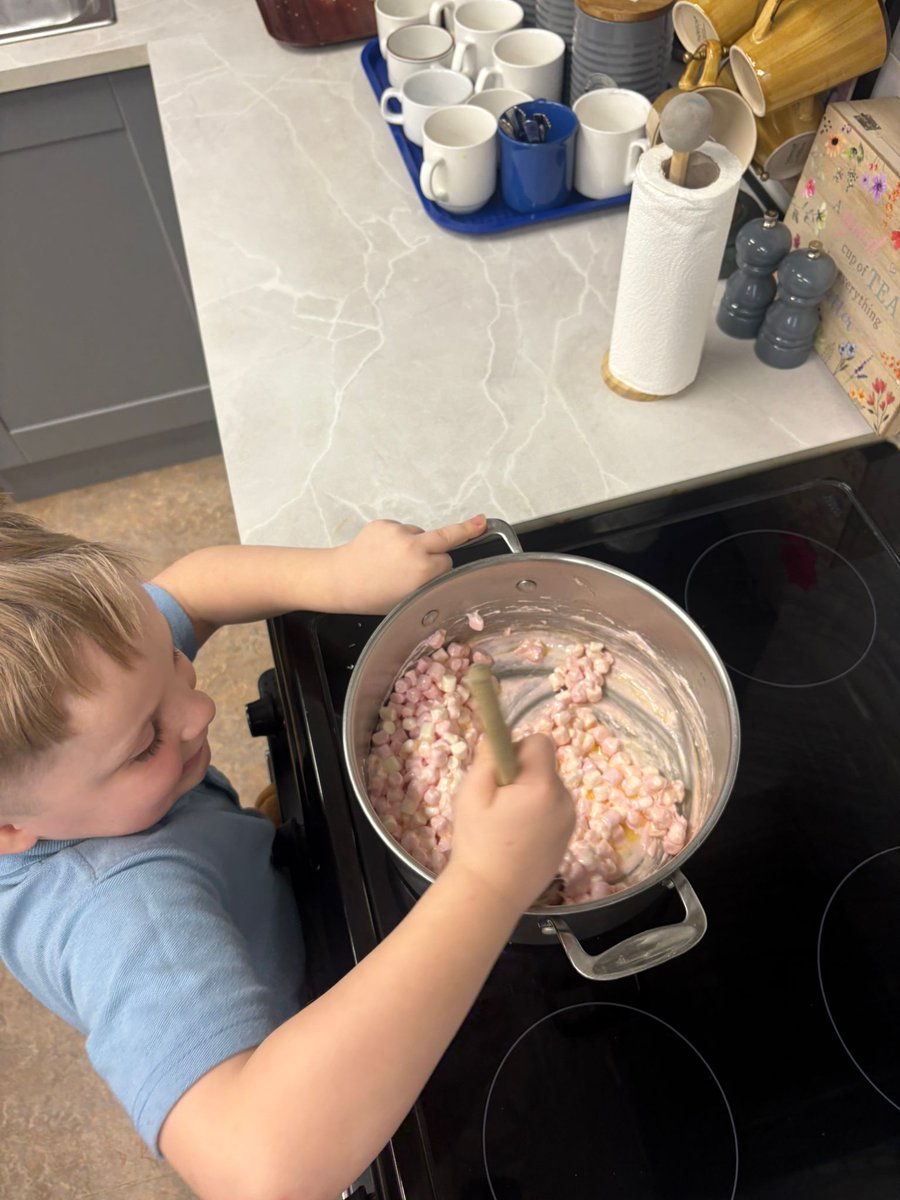 stmarysnsLK's tweet photo. 1st Class will be baking over the next few weeks in small groups. Our first group had great fun today making Rice Krispie Squares. They even got to sample them at the end! Our baking is linked to the Procedural Genre in Literacy 👨‍🍳 👩‍🍳 ✍️ 🔡 #RealLifeLearning #Integration https://t.co/VvOpyhQhho