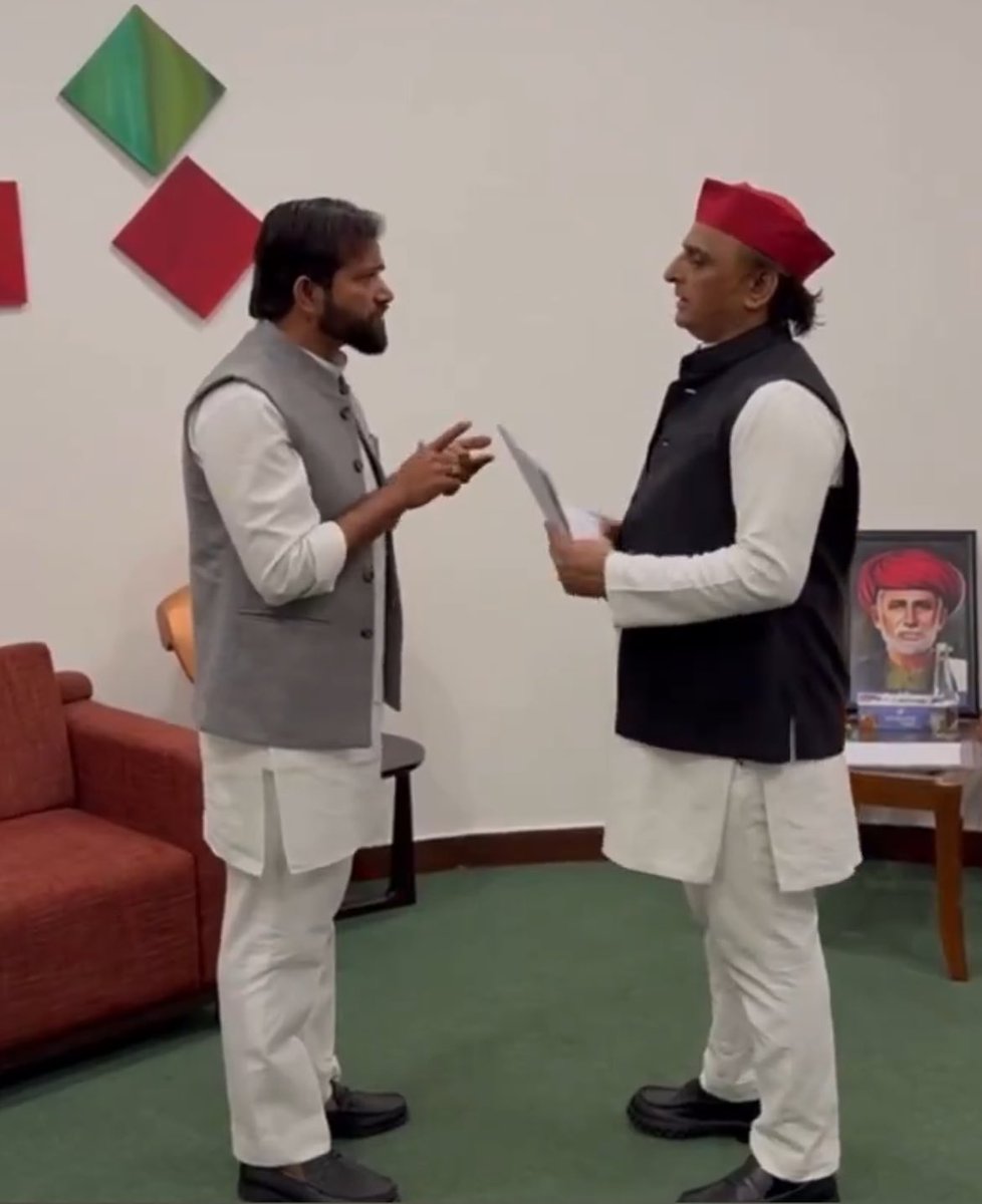 Ankitydv92's tweet photo. जबसे नवीन सर ने समाजवादी पार्टी जॉइन की है चर्चा का केंद्र बने हुए हैं।  

लोग कह रहे हैं स्वर्ण समाज से आकर सपा में क्यों?  
क्या किसी भी पार्टी में जाते तो भी उनकी पूछ होत? 

जवाब बहुत साफ है।  

अखिलेश यादव और नवीन शर्मा दोनों सुलझे हुए, नेकदिल और दमदार वक्ता हैं।  

दोनों लोग ही यूथ की दिल की धड़कन और मजबूती से जुड़े हुए हैं।

नवीन सर पुराने समाजवादी मूल्यों से जुड़े रहे हैं।

सबसे बड़ी बात PDA का संदेश।  

पिछड़ा, दलित, अल्पसंख्यक साथ ही सामान्य वर्ग के हर वह इंसान जो इंसाफ सम्मान और अवसर चाहता है सबको जोड़ने वाली यह राजनीति है।  

जो यह समझता है कि समाजवाद आज सिर्फ जाति नहीं बल्कि न्याय और एकता की लड़ाई है वह सपा ही चुनता है।