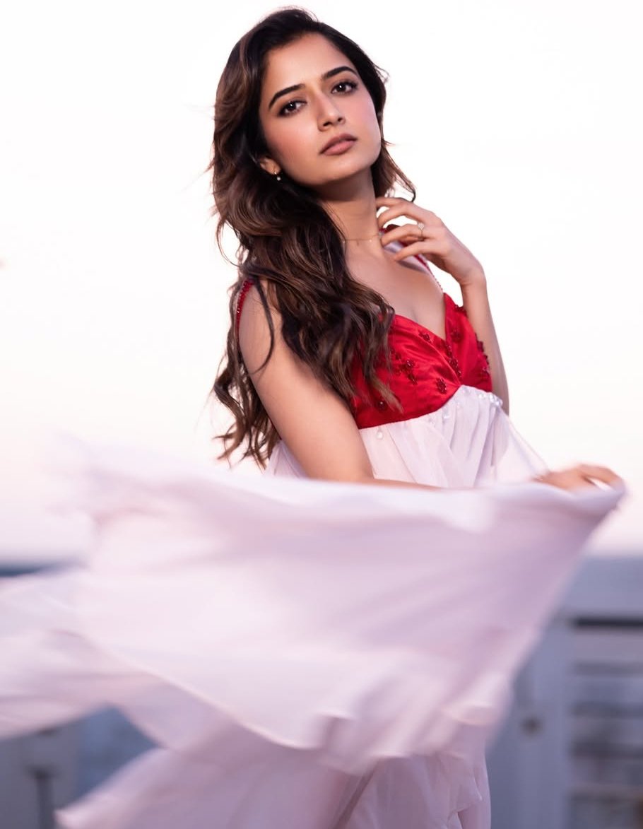 कुछ ख्वाहिशें, 
हालात के आगोश में हैं, 
बादलों के पीछे, 
छिपे आकाश की तरह। 
कुछ तितली, 
कुछ फूल, 
कुछ चांद के टुकड़े
मेरे हिस्से में आएंगें
'सौगात' की तरह। 

शुभ रात्रि मित्रों।