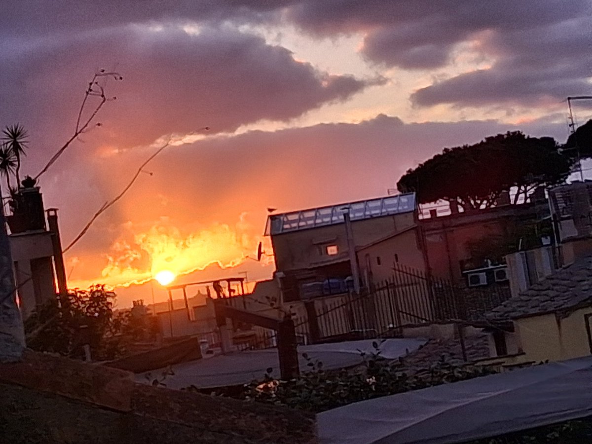 #tramonto

Dal nostro terrazzo, questa sera verso le ore 18.  Non servono parole.