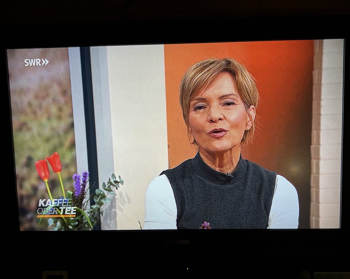 _Himmelsschrei's tweet photo. Die Moderatorin, die beim sprechen ständig Küsse sendet.
#EvelinKönig,
#KaffeeOderTee https://t.co/d20Nu7bjuC