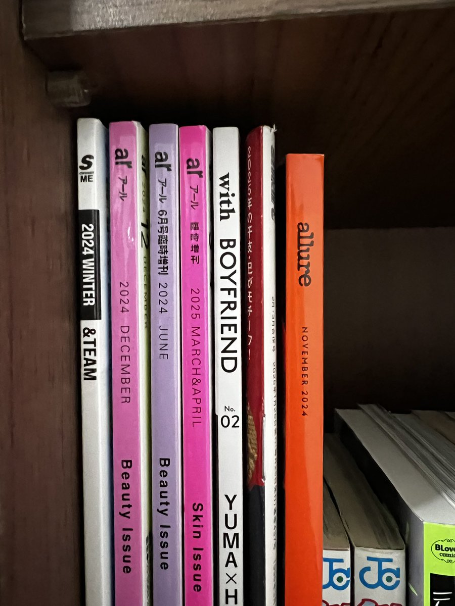 mumummuuu's tweet photo. 앤팀 잡지 판매합니다

전부 구매 후 보관만 했습니다(인덱스로 앤팀 부분 표시함)
몇개는 일본에서 사와서 새책 상태는 아닙니다

목록은 사진 참고해주세요

각 1.0으로 판매합니다
표지 사진이나 컨셉 화보 궁금하신 분들은 문의주세요

디엠이 아예 안와서 꼭 바이오 오픈채팅으로 연락주세요!! https://t.co/LZpksQPjX5