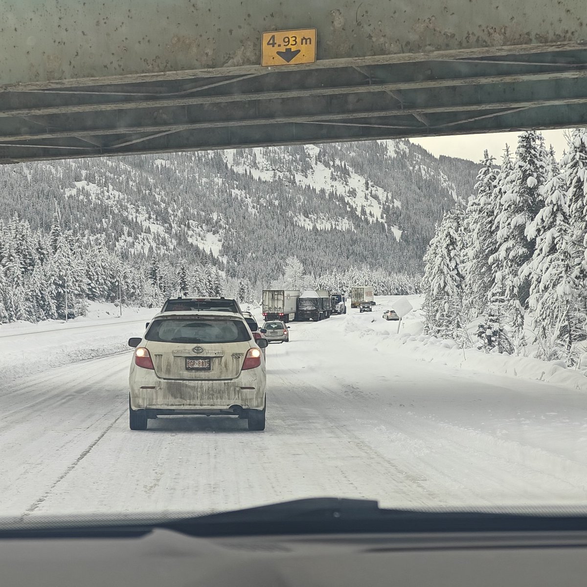 ManLikeJabby's tweet photo. @DriveBC  Transports Stuck after the 228 Exit westbound along Coquihalla Hwy https://t.co/MFeLQCSjiC