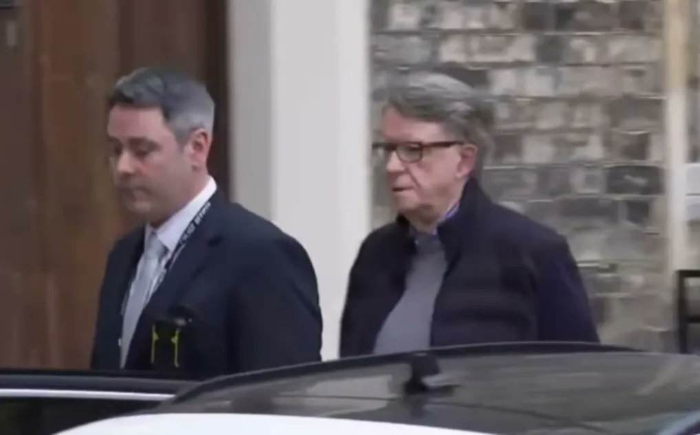 🚨🇬🇧🇺🇸 Arrestato Lord Mandelson. L'ex ministro laburista e ambasciatore britannico negli Stati Uniti fermato con l’accusa di presunta cattiva condotta nell’esercizio di una funzione pubblica. 

Scotland Yard stava indagando su accuse secondo cui avrebbe passato informazioni
