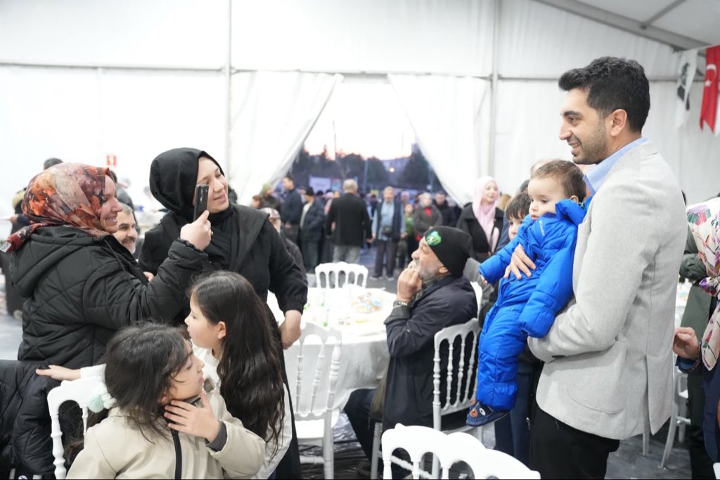 Bu sofra bereket ve dayanışma sofrası. 

Tuzla Yaşam Aydınlı'daki iftar soframızda komşularımızla bir araya gelerek mübarek Ramazan’ın paylaşma ruhunu birlikte yaşadık.