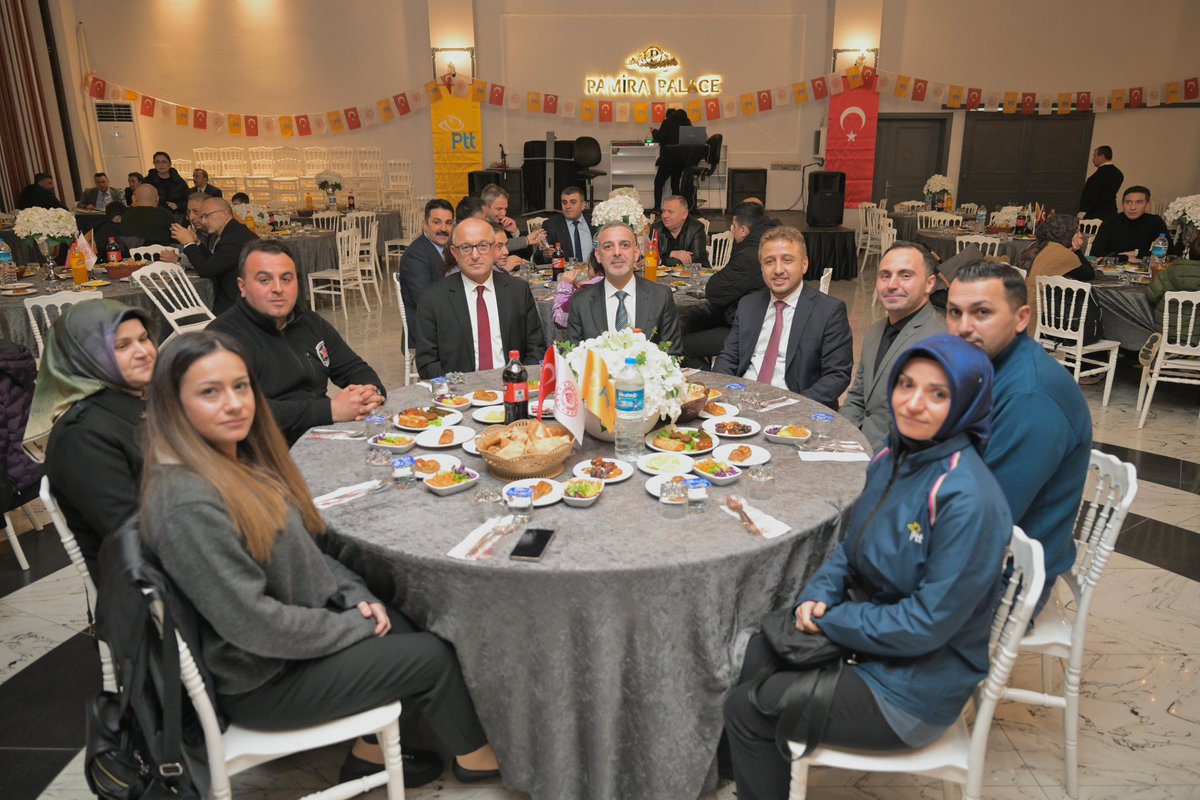 PTTKurumsal's tweet photo. Ramazan ayının yardımlaşma ve dayanışma ruhunu #PTT 7. Bölge Müdürlüğü bünyesinde görev yapan değerli çalışma arkadaşlarımızla birlikte iftar soframızda paylaştık.

Genel Müdür Yardımcılarımız Sayın Ekrem Acar ve Sayın Evren Acar’ın katılımlarıyla gerçekleşen bu anlamlı buluşmada birlik ve beraberliğin mutluluğunu yaşadık.

PTT Ailesi olarak, on bir ayın sultanı mübarek Ramazan-ı Şerif’in ülkemize ve tüm insanlığa huzur, sağlık ve bereket getirmesini diliyoruz.