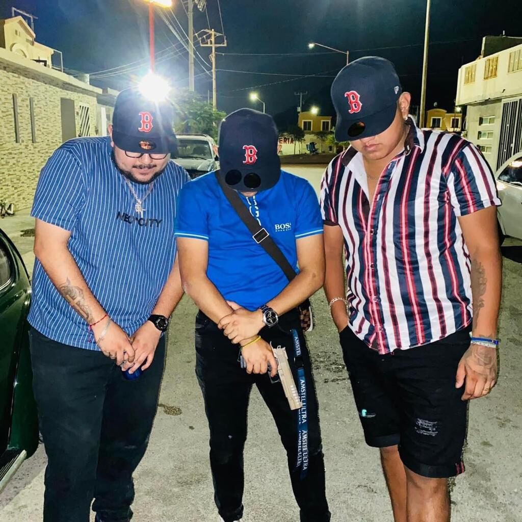 Carlotaind's tweet photo. A los que deberían discriminar, en vez de a los therians, son a los que llevan cabello a rape, gorra, tatuajes y cadenitas. Casi siempre son alucines que están a favor del narco https://t.co/6Vry4s4HEN