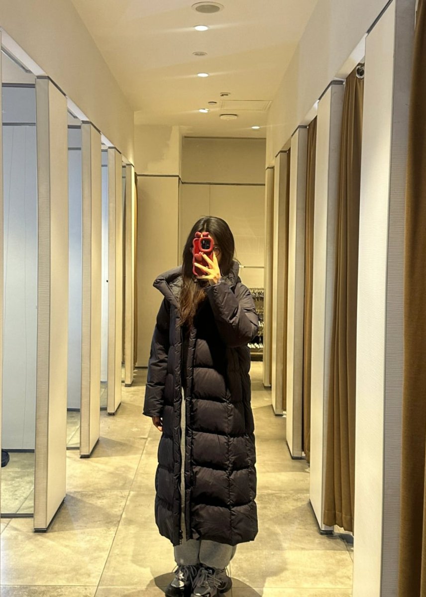 Neutral tones soft mirrors and calm minimalist vibes inside this space 🤎✨