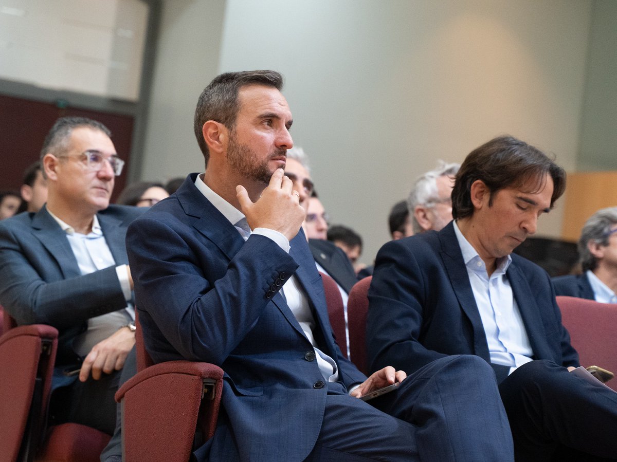 AHMUR_H2's tweet photo. 🎓 Hoy, en la UPCT, la Cátedra AHMUR–UPCT ha celebrado la jornada “Hidrógeno verde y gases renovables” y ha entregado los premios a los mejores TFM.
Reconocimiento al talento, la investigación y la innovación en energías limpias.
#HidrógenoVerde #GasesRenovables #UPCT #AHMUR https://t.co/oFvi1Qt0Cp