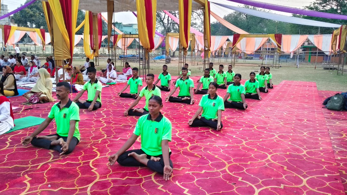 AngulNcc's tweet photo. The event successfully engaged cadets in a large-scale yoga practice. It promoted physical fitness, discipline, and awareness of yoga’s benefits. The activity fostered unity and collective energy among the group.

#Yogathon #angul_dm #AngulNcc
@HQ_DG_NCC @utkalpride @NCCDteOdisha https://t.co/oaL0AkzeGA