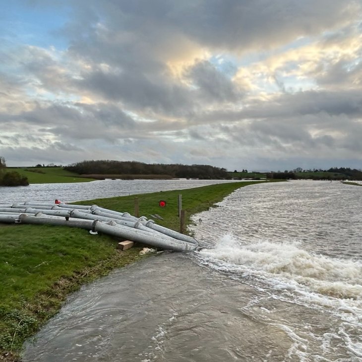 EnvAgencySW's tweet image. With drier weather, river levels have been dropping, which means we have been able to get pumps on at more locations across #Somerset.

Today, we've been able to switch on pumps at all our main stations in Somerset.

📷Haymoor, pumping over the bank into the river Tone