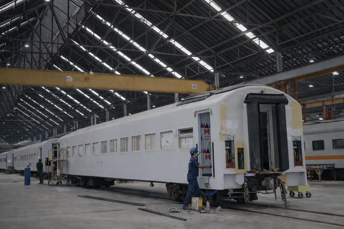 KAI menghadirkan Kereta Ekonomi Kerakyatan sebagai opsi baru untuk Angkutan Lebaran 2026. Layanan ini merupakan hasil modifikasi kereta ekonomi AC package generasi sebelumnya yang dikerjakan oleh Balai Yasa Manggarai, dengan fokus peningkatan kenyamanan tanpa meninggalkan prinsip