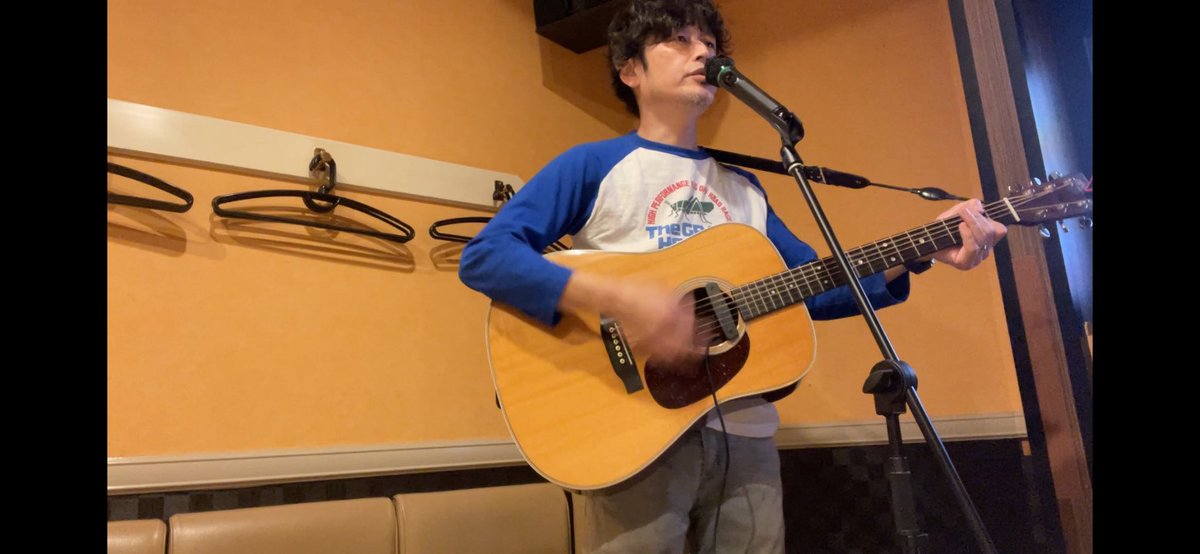 s_uttiman's tweet photo. ちゃびんさんに教えてもらって早速俺も朝からカラオケボックスで個人練行ってきた！
いや、普通にスタジオ練習と変わらず、マイク使えるし、ギタースピーカーから出せるし、朝パック3時間でドリンクバー飲み放題で祝日料金だったけど880円だよ。
平日の朝なら680円！
これはお得‼️ https://t.co/LH9Hb6KSZT