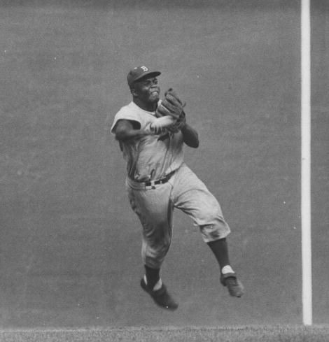 Jimfrombaseball's tweet photo. "After the game, Jackie Robinson came into our clubhouse and shook my hand.
Jackie said, 'You're a helluva ballplayer and you've got a great future.'
I thought that was a classy gesture, one I wasn't then capable of making.
I was a bad loser.
What meant even more was what Jackie told the press:
'Mantle beat us.
He was the difference between the two teams.
They didn't miss DiMaggio.'
I have to admit, I became a Jackie Robinson fan on the spot.
And when I think of that World Series, his gesture is what comes to mind.
Here was a player who had without doubt suffered more abuse, more taunts and more hatred than any player in the history of the game.
And he had made a special effort to compliment and encourage a young white kid from Oklahoma."
Mickey Mantle.