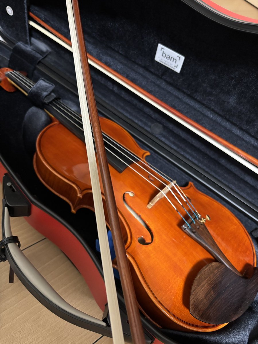 egg_violin's tweet photo. ミランのバイオリン弓を買った！
いつも使うのはちょー軽い。
ミランはノーマルタイプ。 https://t.co/XAVrHnGa1J