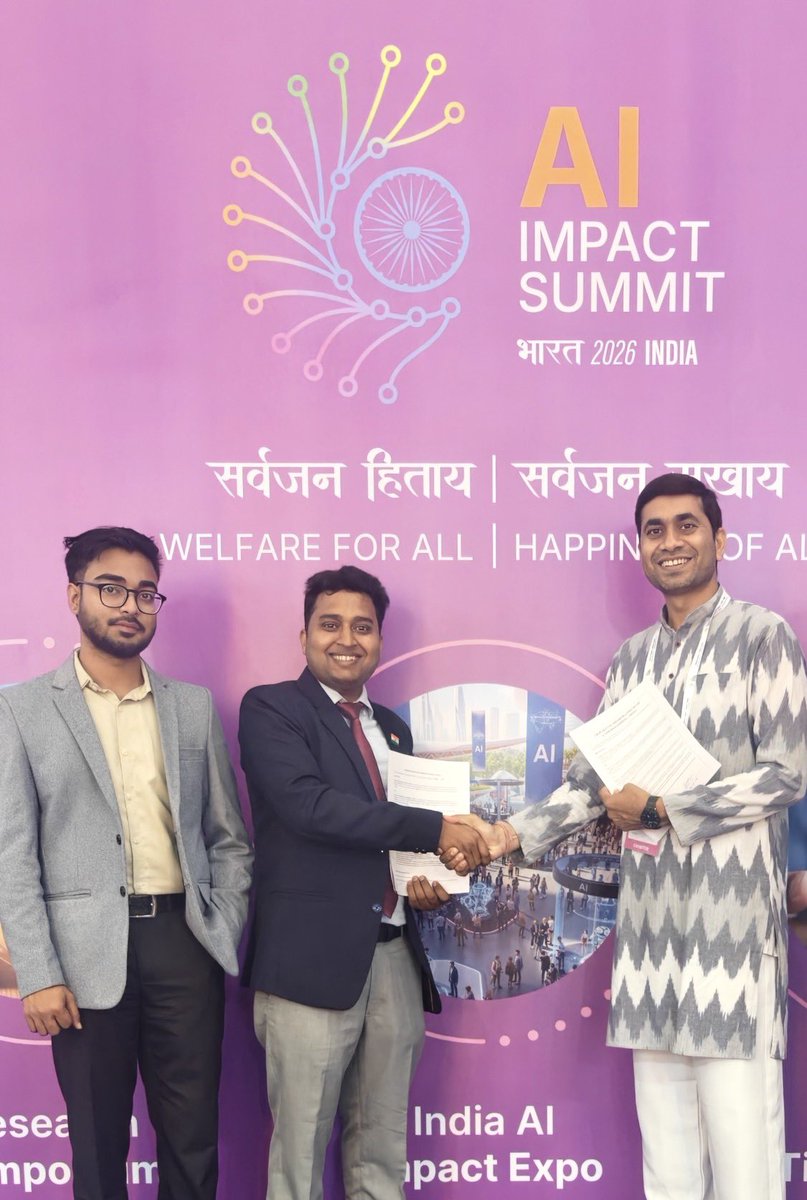 ecoservedev's tweet photo. We 📝 an MoU with @gramiq_ai at @OfficialINDIAai #Summit for enabling #Ai4Good to empower #farmers. Gram iq was felicitated by Sh. @AshwiniVaishnaw as they paved their way in top 10 out of 4000 entries in #ai for #social good. https://t.co/abyqJSxhdl