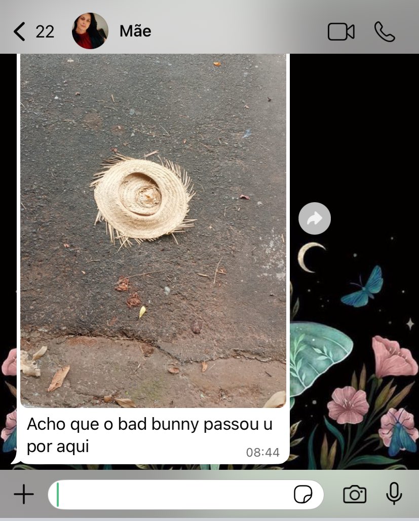 juliasiql's tweet photo. minha mãe com hiper foco no bad bunny https://t.co/hRGfniCSta