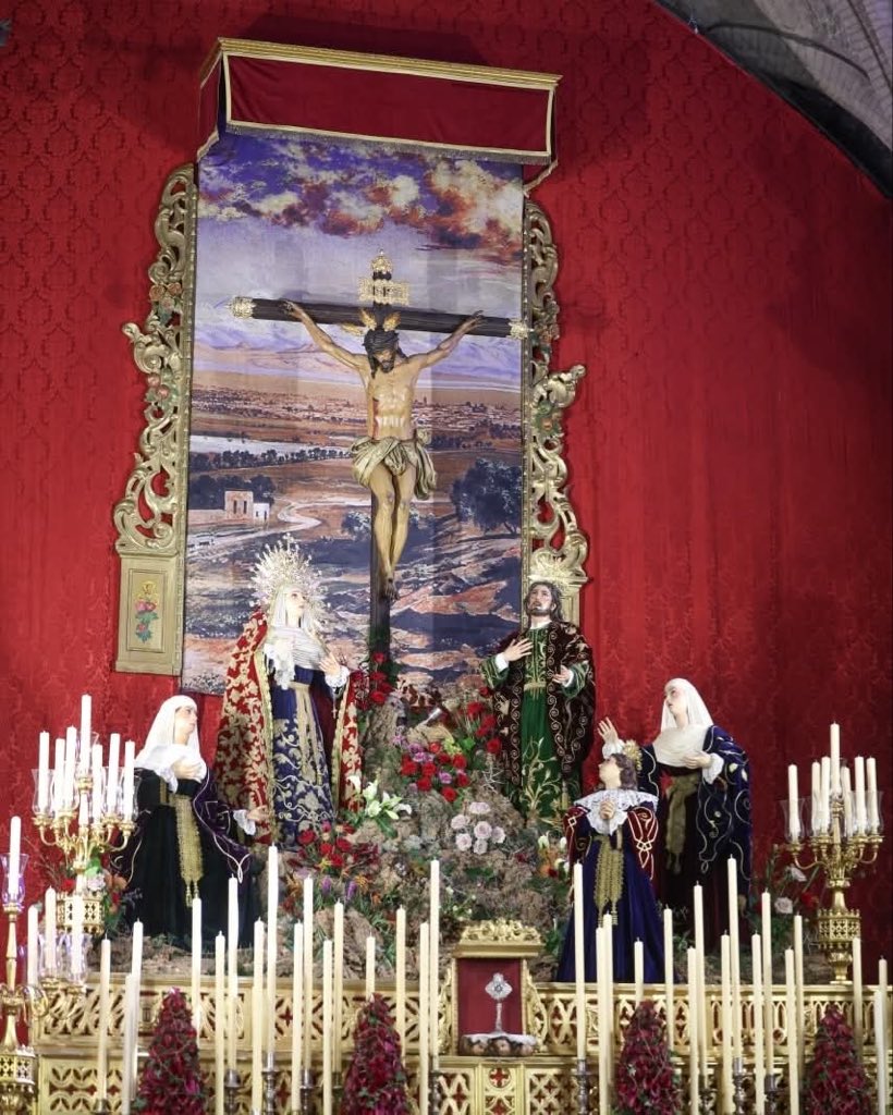 Altar de cultos de la <a href="/LanzadaSevilla/">Hermandad de la Sagrada Lanzada</a> 
Información de la hermandad:
“Nuestros Sagrados Titulares lucen en el paso antiguo, diseño de Manuel Gutiérrez Cano de 1877, y que procesionó por última vez en 1949. 

El altar está inspirado en uno de los altares de quinario de los años 40,