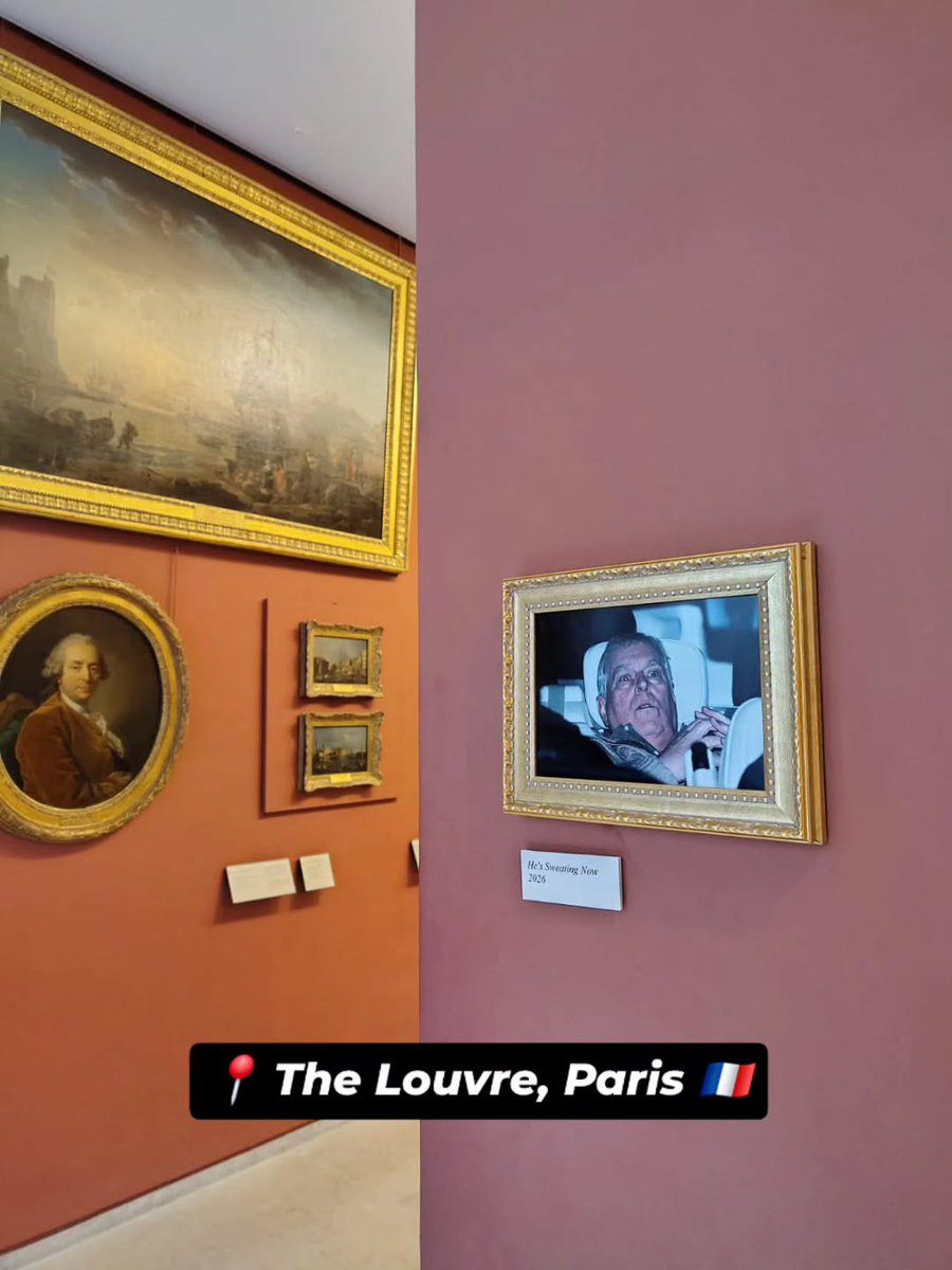 Activistas del grupo Everybody Hates Elon colgaron la foto del arresto de Andrés Mountbatten Windsor en el Louvre. El expríncipe fue detenido por sospechas de mala conducta en un cargo público cuando formaba parte de la corona.