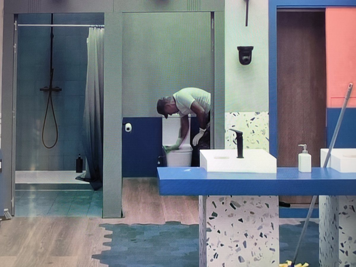 FanaticaGH7's tweet image. Que tengan en la señal 1 y la señal 2 @_CarlosLozano limpiando un baño, cuando hay 5 personas más en la casa, dice mucho de quien lleva todo el peso del 24h.
#GHDúo23F