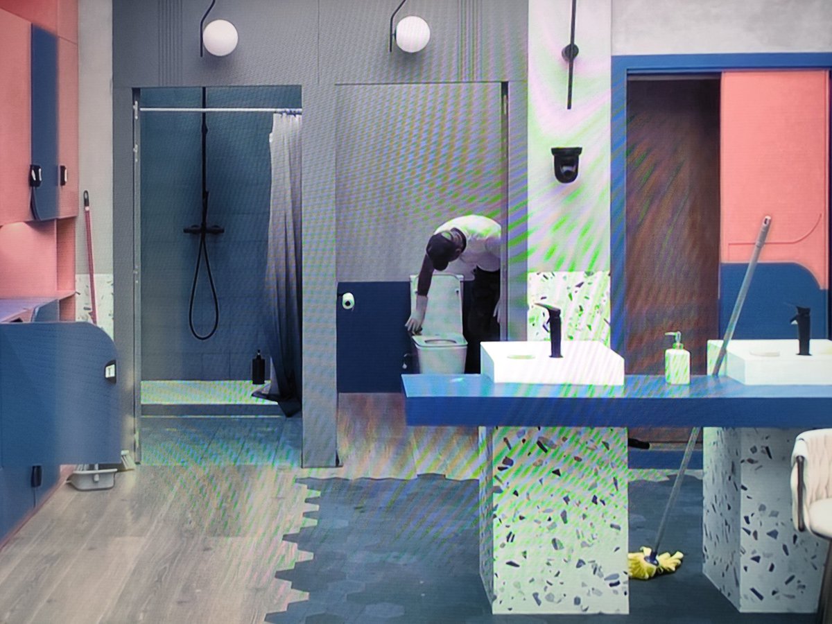 FanaticaGH7's tweet image. Que tengan en la señal 1 y la señal 2 @_CarlosLozano limpiando un baño, cuando hay 5 personas más en la casa, dice mucho de quien lleva todo el peso del 24h.
#GHDúo23F