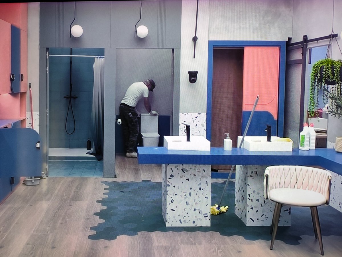 FanaticaGH7's tweet image. Que tengan en la señal 1 y la señal 2 @_CarlosLozano limpiando un baño, cuando hay 5 personas más en la casa, dice mucho de quien lleva todo el peso del 24h.
#GHDúo23F