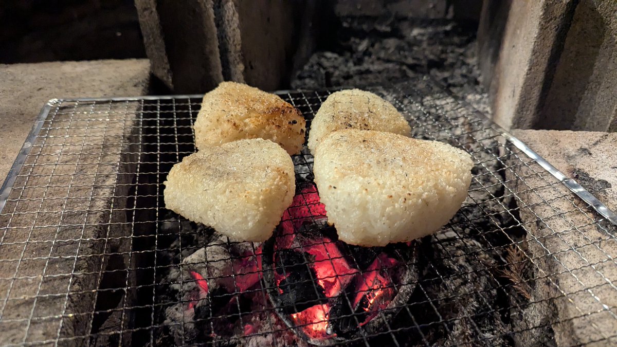 shinodatter's tweet photo. 炭火で焼おにぎりとお鍋、落ち着く https://t.co/AfSG4kysxN