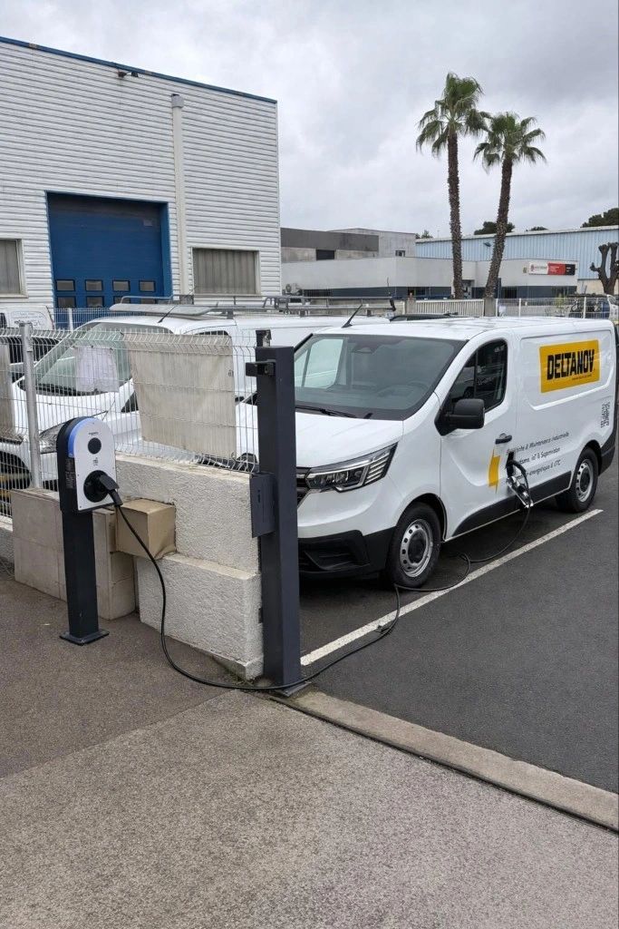 DELTAutomatisme's tweet photo. ⚡ DELTANOV accélère sa transition vers une mobilité durable
 Dans le cadre de notre Plan d’action RSE, nous franchissons une nouvelle étape :
 ✅ Acquisition de 2 véhicules 100 % électriques pour notre équipe de maintenance 
 ✅ Installation de bornes de recharge par nos équipes https://t.co/L7olTnozXq