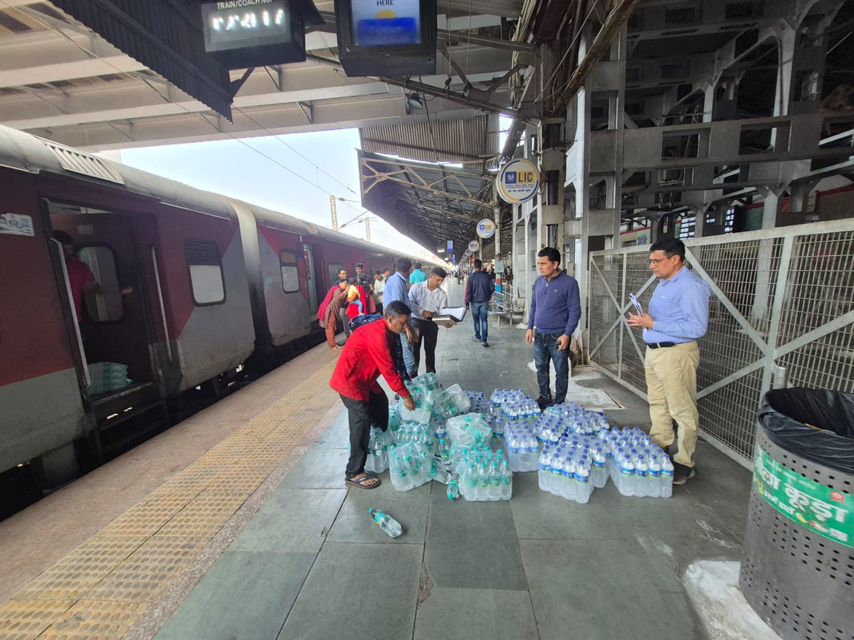 "कानपुर सेंट्रल स्टेशन पर विशेष जांच अभियान में 600 अनधिकृत पानी की बोतलें बरामद"

कानपुर सेंट्रल स्टेशन पर वाणिज्य विभाग द्वारा एक विशेष जांच अभियान चलाया गया। यह अभियान यात्रियों को गुणवत्तापूर्ण एवं अधिकृत खाद्य एवं पेय सामग्री उपलब्ध कराने तथा अनधिकृत वस्तुओं की बिक्री पर रोक