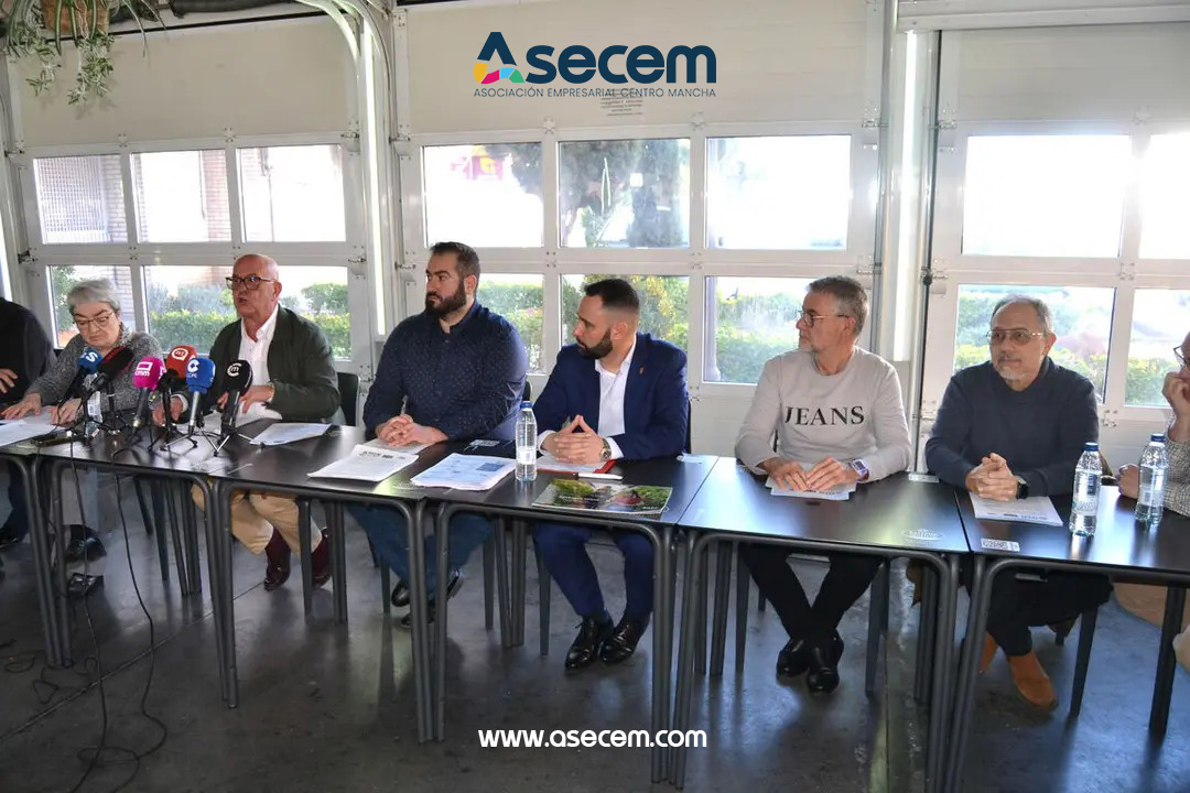 ASECEM1's tweet photo. El presidente de ASECEM, Eduardo García Villajos, asistió a la presentación de la Plataforma en Defensa del Ferrocarril del Centro de la Mancha. Unidad institucional para defender una infraestructura clave para el desarrollo y la riqueza de la comarca. #ASECEM https://t.co/VFmUmJ2qW5
