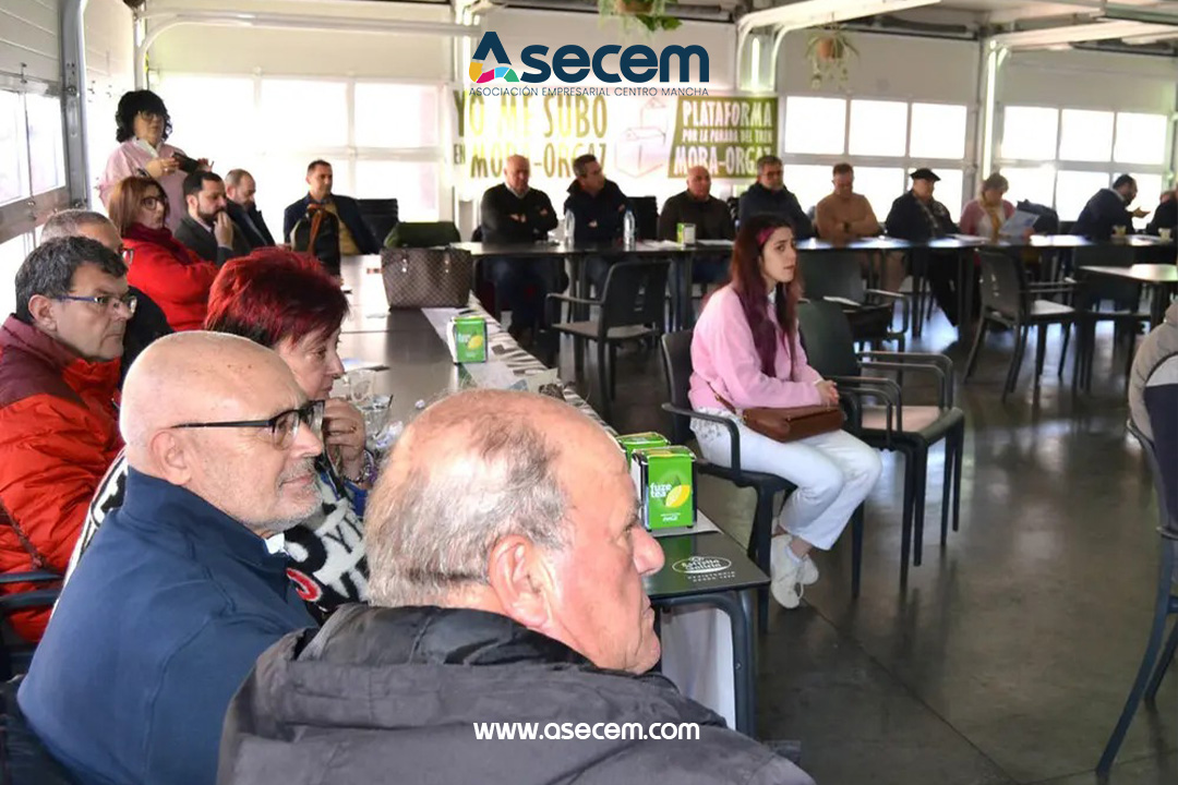 ASECEM1's tweet photo. El presidente de ASECEM, Eduardo García Villajos, asistió a la presentación de la Plataforma en Defensa del Ferrocarril del Centro de la Mancha. Unidad institucional para defender una infraestructura clave para el desarrollo y la riqueza de la comarca. #ASECEM https://t.co/VFmUmJ2qW5