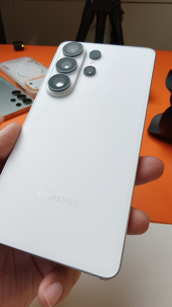 Techmilist_Exp's tweet photo. We just got our best look yet at the Samsung Galaxy S26 Ultra thanks to @KaroulSahil , and Samsung is making some bold choices this year. ✨

The Design: Samsung is moving away from the individual floating lens look to a more unified, "pill-shaped" camera module. ( 1/5 ) https://t.co/nw2RVY1nmU