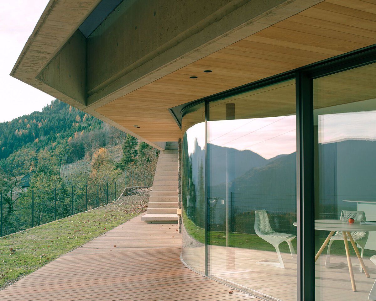 Archello's tweet photo. Messner Architects’ Casa Conte extends a 1970s alpine home through a terrain-embedded concrete volume that leverages thermal mass and passive solar shading
https://t.co/gd7PESlyQo
#ThermalMass #LocalMaterials #PassiveSolar https://t.co/wHoBDPXUE0