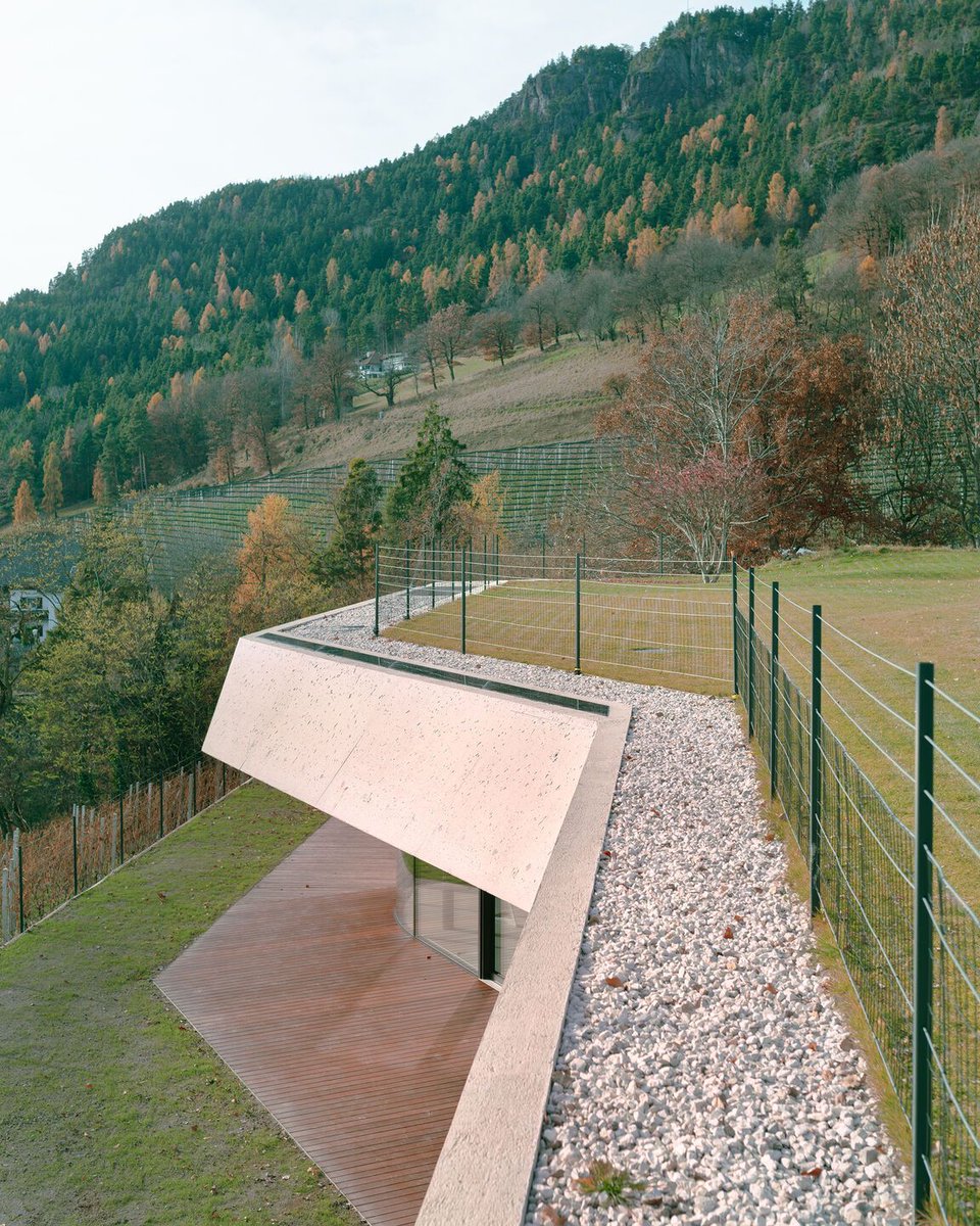 Archello's tweet photo. Messner Architects’ Casa Conte extends a 1970s alpine home through a terrain-embedded concrete volume that leverages thermal mass and passive solar shading
https://t.co/gd7PESlyQo
#ThermalMass #LocalMaterials #PassiveSolar https://t.co/wHoBDPXUE0