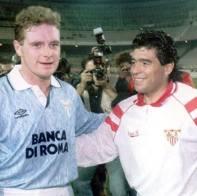 PAUL GASCOIGNE: "Recuerdo haber jugado un partido amistoso contra el Sevilla de Maradona en España después de pasar tres días seguidos bebiendo en Disneylandia. En el túnel, le dije a Diego que estaba hecho polvo. Me respondió: 'No te preocupes, yo también'".
Esto era fútbol, no