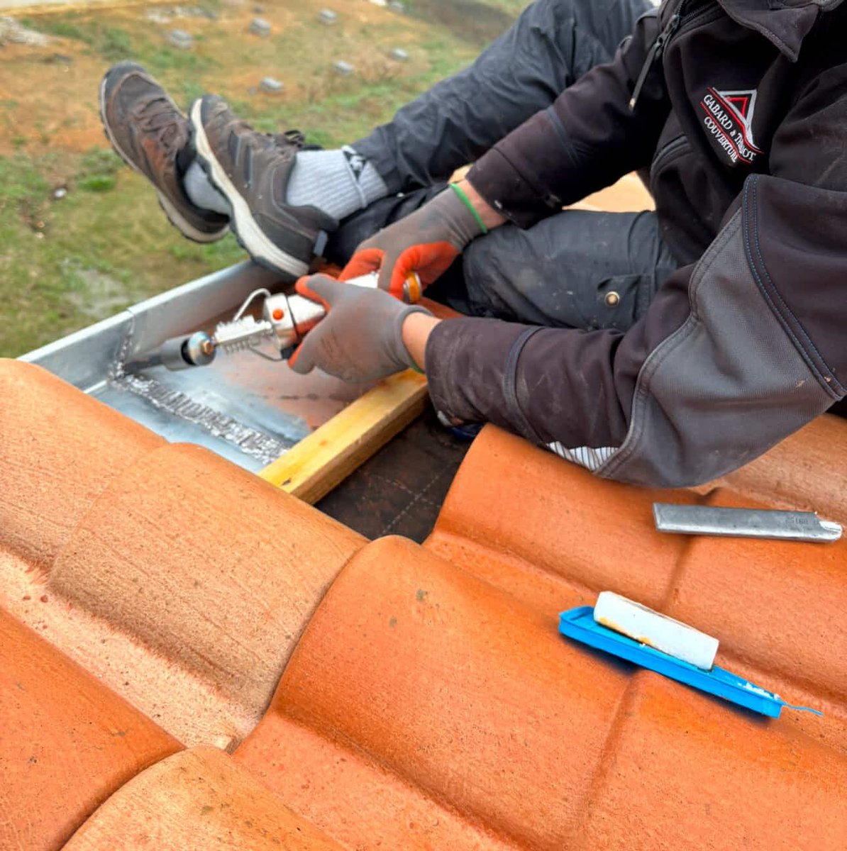 GabardMartial's tweet photo. Des tuiles endommagées peuvent causer des fuites d'eau et des dégâts coûteux. Nous sommes là pour réparer vos tuiles rapidement et efficacement. Protégez votre maison avant les pluies ! #Couvreur #Toiture #Réparation #Tuiles #Maison #ProtégerVotreMaison https://t.co/P8q6EOR3m3