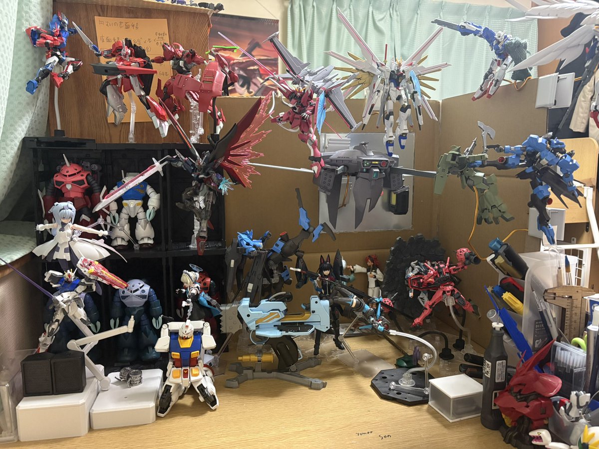 pomsabu's tweet photo. ただいまのマイ作業デスクの状況です
#ガンプラ https://t.co/J5W9fOc4UX