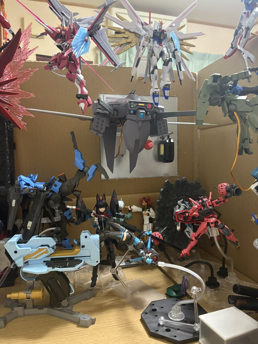 pomsabu's tweet photo. ただいまのマイ作業デスクの状況です
#ガンプラ https://t.co/J5W9fOc4UX