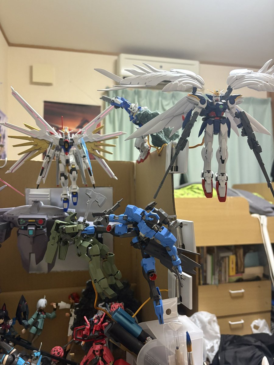 pomsabu's tweet photo. ただいまのマイ作業デスクの状況です
#ガンプラ https://t.co/J5W9fOc4UX