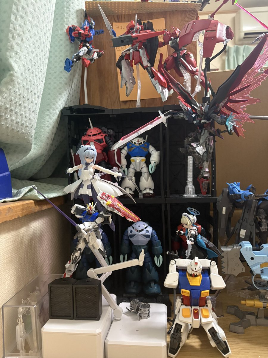 pomsabu's tweet photo. ただいまのマイ作業デスクの状況です
#ガンプラ https://t.co/J5W9fOc4UX