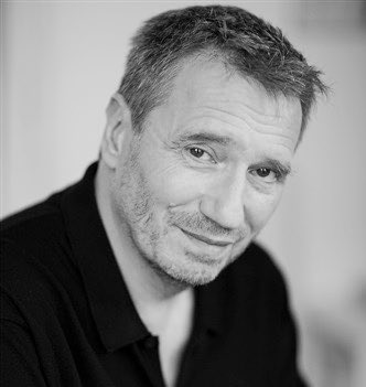 allocine's tweet photo. Ce dimanche 22 février, le comédien et directeur artistique Eric Peter nous a quittés à l'âge de 62 ans. Il était notamment connu pour avoir dirigé la célèbre VF de l'anime GTO, et pour avoir prêté sa voix à Kratos, héros des jeux vidéo God of War, de 2005 à 2010. Très actif dans le doublage, il avait donné de la voix dans de nombreux films et séries, dont Dragon Ball Super, One Piece, Vice Versa 2, The Walking Dead ou encore Yellowstone.